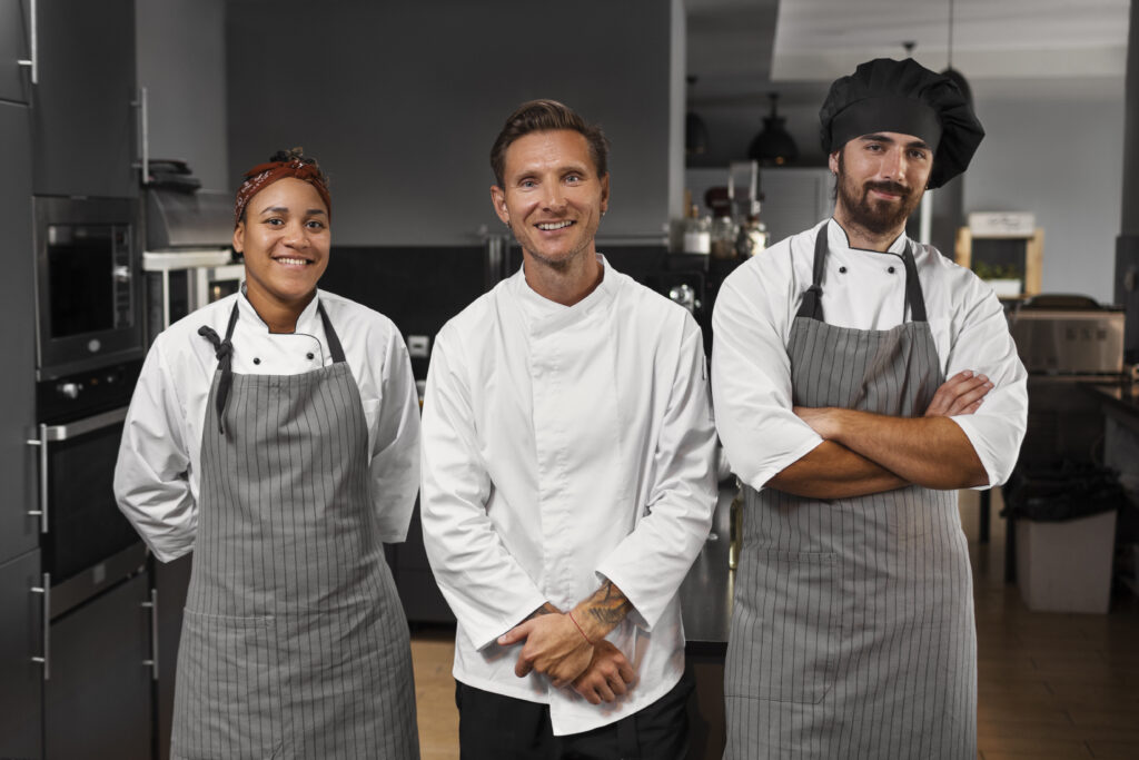 chef-trabajando-juntos-en-una-cocina-profesional